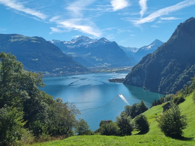 Rückblick nach dem Aufstieg von Bauen über den Urner See, die Halbinsel bei Isleten hinweg nach Altdorf. Rechts der Berg Bristen.